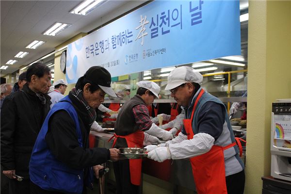 한국은행 박원식 부총재(오른쪽)가 노인복지센터를 찾은 어르신들에게 점심식사를 배식하고 있다. 사진=한국은행 제공