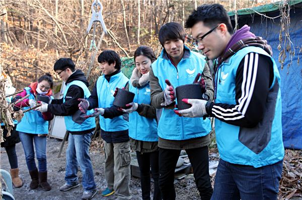 SPC그룹, 겨울추위 녹이는 따뜻한 연탄배달 봉사 진행./사진=SPC그룹 제공