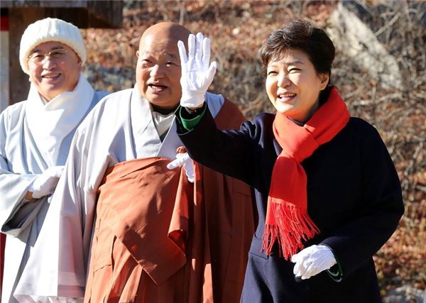 박근혜 대통령이 지난 2일 석굴암 보수 현장을 방문한 모습. 박 대통령은 이후 청와대로 돌아와 주요공직자들에 대한 임명을 처리했다.  사진=청와대 제공
