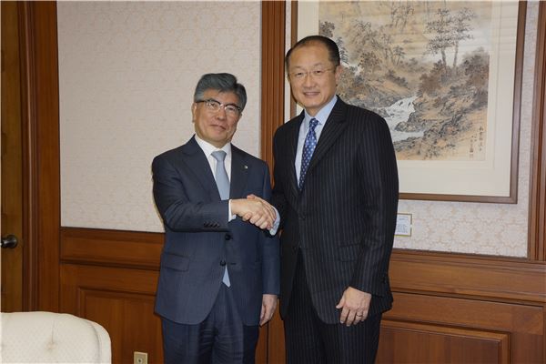 김중수 한국은행 총재(왼쪽)가 세계은행 한국사무소 개소식 참석차 방한한 김용 세계은행 총재(오른쪽)를 예방하고 있다. 사진=한국은행 제공