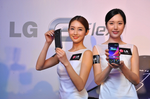 LG전자가 3일 홍콩의 차터 하우스 빌딩에서 현지 미디어를 초청한 가운데 'LG G 플렉스' 출시 행사를 열었다. 행사 도우미들이 'G 플렉스'를 선보이고 있다. 사진=LG전자 제공