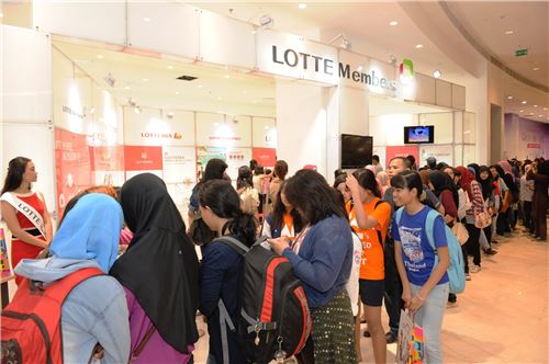 지난 6월 22일 인도네시아 자카르타에 개점한 롯데쇼핑 에비뉴에 설치된 롯데멤버스 홍보부스에 고객이 몰려 인산인해를 이루고 있다.