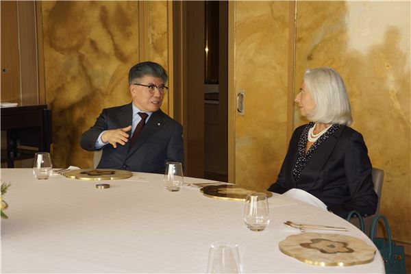 김중수 한국은행 총재(왼쪽)가 크리스틴 라가르드 국제통화기금(IMF) 총재(오른쪽)와 오찬 간담회를 갖고 있다. 사진=한국은행 제공