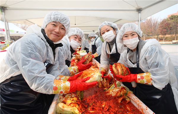김장 나누기 자원봉사에 참여한 한국필립모리스㈜ 임직원들과 다문화 가정 자원봉사자들. / 사진=한국필립모리스 제공