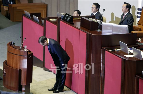 황찬현 신임 감사원장이 5일 국회 본회의에서 의원들에게 인사말을 하기에 앞서 인사를 하고 있다. 김동민 기자 life@newsway.co.kr