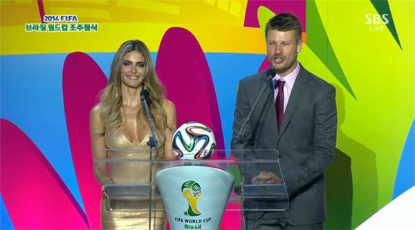 지난 6일(현지시간) 브라질 코스타 도 사우이페에서 열린 2014 브라질 월드컵 본선 조별예선 조 추첨식 MC로 나선 페르난다 디마(왼쪽)와 로드리고 힐버트 부부. 사진=SBS TV 방송화면 캡처