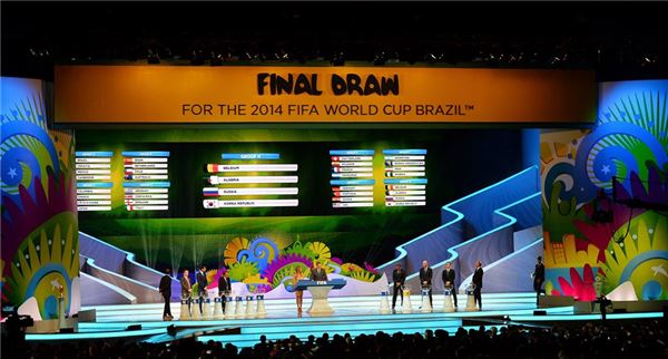 지난 6일(현지시간) 브라질 바이아주 코스타 도 사우이페에서 열린 2014 브라질 월드컵 본선 조별예선 조 추첨식에서 MC 페르난다 디마와 로드리고 힐버트가 H조를 소개하고 있다. 사진=FIFA 제공
