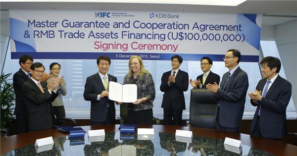 서명서를 들고 기념 촬영을 하고 있는 KDB산업은행 노융기 국제금융부문 부행장(왼쪽)과 Ms. Karin Finkelston(카린 핀켈스톤) IFC 부총재. 사진=KDB산업은행 제공