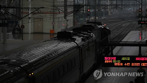 9일 오전 서울역에 출발을 앞둔 무궁화호 열차 한 대가 선로에 멈춰 있다. 사진=연합뉴스 제공