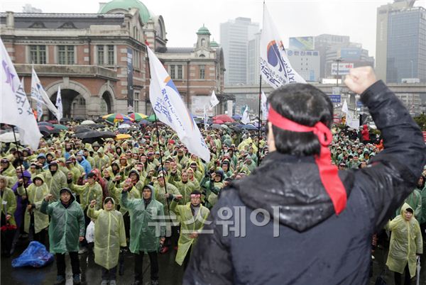 전국철도노동조합은 수서 발 KTX 운영회사 설립 등을 반대하며 9일 오전 9시부터 총파업에 돌입했다. 오후 2시 서울역 앞에서 철도노조 서울지부 노동자들이 민영화 반대 총파업 승리 결의대회를 열었다. 노조원들이 구호를 외치고 있다. 김동민 기자 life@newsway.co.kr