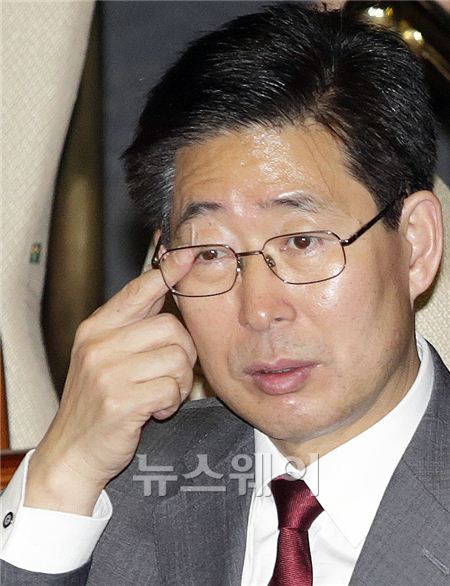 양승조 의원이 10일 본회의에 참석해 자신의 얼굴을 만지고 있다. 김동민 기자 life@newsway.co.kr