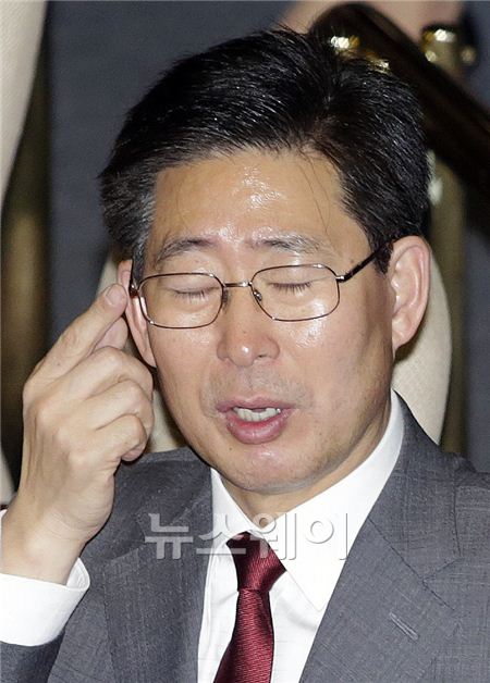 10일 오후 국회 본회의장에서 양승조 의원이 자신의 얼굴을 만지고 있다. 김동민 기자 life@newsway.co.kr