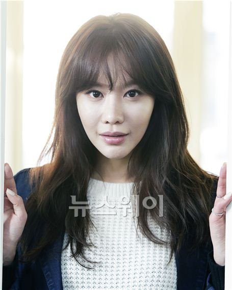 18일 개봉하는 영화 '캐치미(감독 이현종)'에서 이숙자 역을 맡은 배우 김아중이 10일 오후 서울 삼청동의 한 카페에서 진행된 <뉴스웨이>와의 인터뷰에 앞서 사진촬영을 위한 포즈를 취하고 있다. 김동민 기자 life@newsway.co.kr