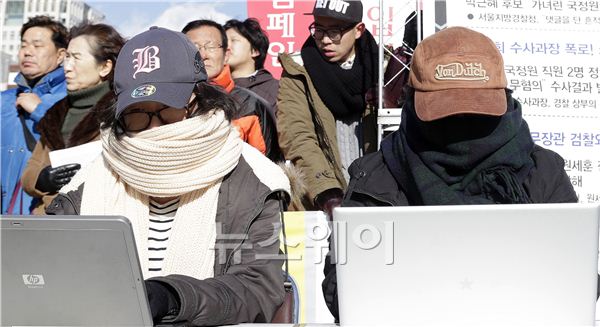 '국정원 댓글녀'의 퍼포먼스를 보이는 시민들. 김동민 기자 life@newsway.co.kr