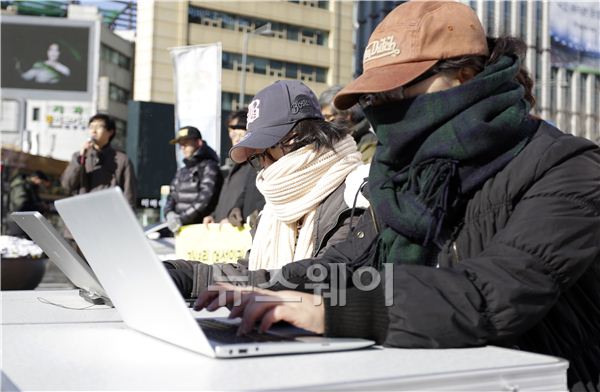 시민사회 시국회의의 회원들이 국정원 댓글녀 퍼포먼스를 하고 있다. 김동민 기자 life@newsway.co.kr