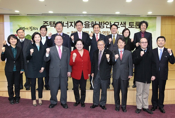 현대제철과 한국주거복지협회가 공동 주관한 '주택에너지 효율화 방안 모색-정부, 기업, NGO의 역할 토론회'에는 토론회를 주최한 김동완 의원(새누리당?앞줄 오른쪽 네번째)을 비롯, 이재오 의원, 진영 의원, 강길부 의원, 강창일 의원 등 25명의 국회의원이 참석해 많은 관심을 보였다. 사진=현대제철 제공