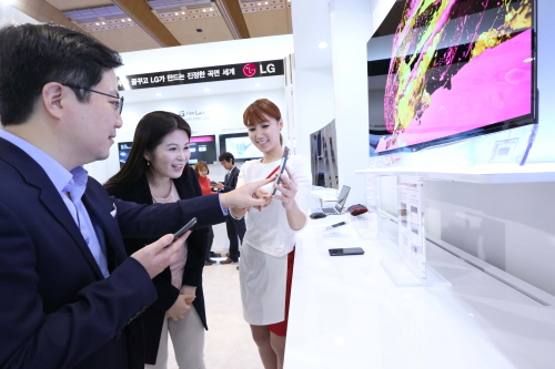 창조경제박람회 LG 전시관에서 관람객들이 커브드 스마트폰 'LG G 플렉스'를 살펴보고 있다. 사진=LG 제공