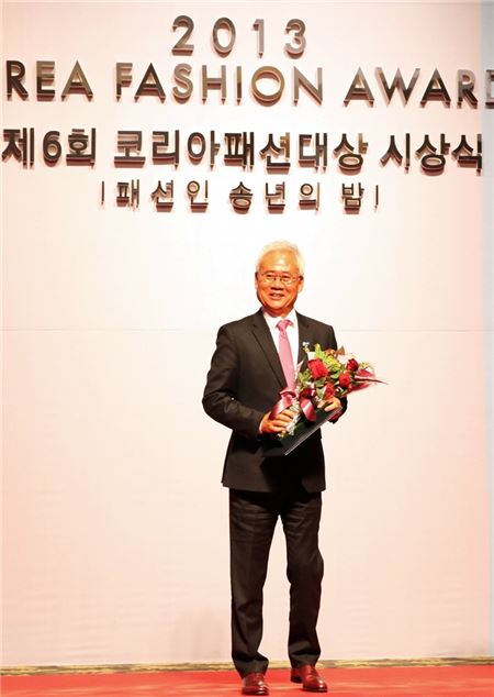 홍성열 마리오아울렛 회장, 코리아패션대상 국무총리 표창 수상 기사의 사진