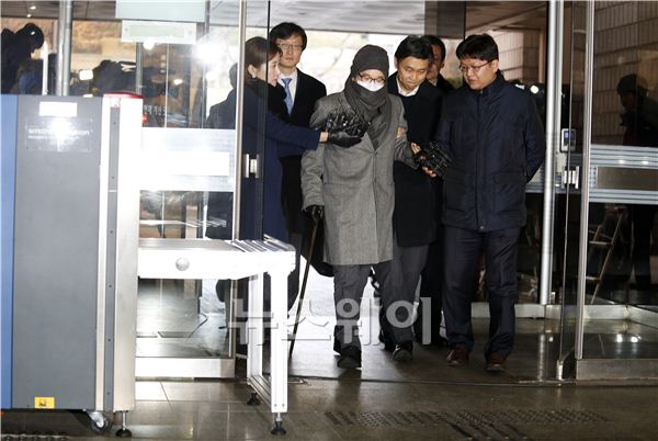 이재현 CJ그룹 회장이 17일 오전 9시 40분께 직원을 부축을 받으며서울중앙지법에 도착했다. 이 회장은 법원의 입구까지는 부축과 지팡이에 의지해서 걸어 왔고, 법정으로 올라가는 엘리베이터에서 휠체어로 갈아탔다. 김동민 기자 life@newsway.co.kr
