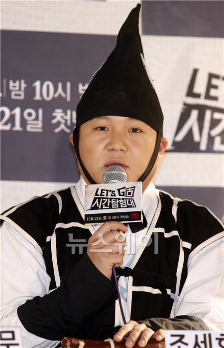 17일 오전 서울 여의도 IFC M Pub에서 조상들의 리얼 라이프를 엿볼 수 있는 tvN ‘렛츠고 시간탐험대’의 제작발표회가 열렸다. ‘렛츠고 시간탐험대’는 단 2회 파일럿 프로그램임에도 불구하고 지난 여름 네티즌들의 호평을 이끌어냈던 방송 ‘시감탐험대 렛츠고’가 정규 편성된 방송이다. 조세호(양배추)가 남희석이 제작발표회에 참석한 프로그램마다 조기종영이 되었다고 언급하면서 오늘 남희석의 불참이유를 말하고 있다. 김동민 기자 life@newsway.co.kr