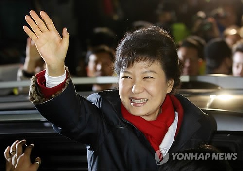 지난해 12월 대선 당일 박근혜 제18대 대통령 당선자가 여의도 새누리당 당사를 방문해 당선 축하를 하는 지지자들을 향해 손을 흔들고 있는 모습.  사진=연합뉴스 제공