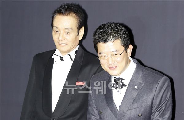 19일 오후 서울 중구 장충동 신라호텔 다이너스티홀에서 '제28회 코리아 베스트 드레서 2013 스완 어워드(The 28th Korea Best Dresser 2013 SWAN AWARD)가 열렸다. 이재연 모델라인 대표와 배우 박상민이 포즈를 취하고 있다. 김동민 기자 life@newsway.co.kr