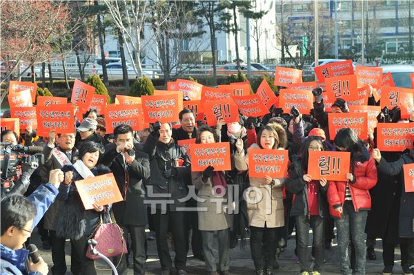 행복주택 설립에 반대하는 지역민과 지자체 관계자들이 피켓을 들고 정부에 대해 항의하고 있다. 사진=성동규 기자 sdk@
