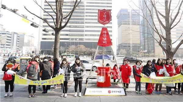 휘경여고 1학년 학생들이 '자선냄비 모금의 날' 봉사활동을 하고 있다. 김동민 기자 life@newsway.co.kr