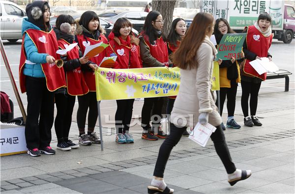 휘경여고 1학년 학생들이 '자선냄비 모금의 날' 봉사활동을 하고 있다. 김동민 기자 life@newsway.co.kr