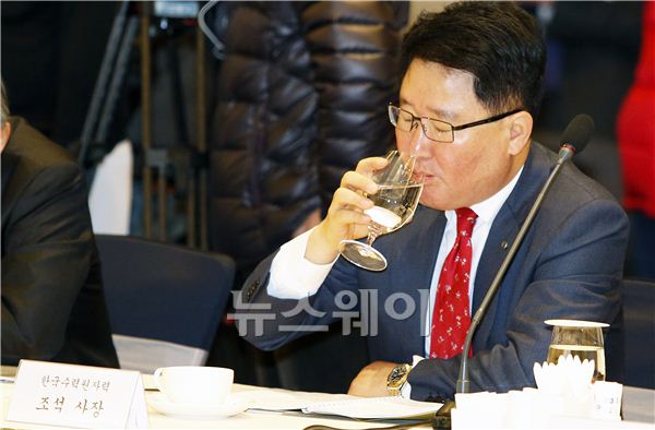 23일 오전 서울 양재동 더케이서울호텔 크리스탈볼룸에서 '산업부 산하 41개 공공기관장과 간담회'가 열렸다. 조석 한국수력원자력 사장이 물을 마시고 있다. 김동민 기자 life@newsway.co.kr