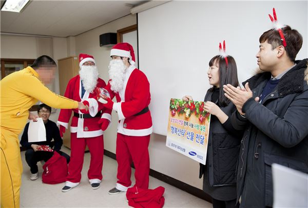 삼성SDS는 자사 임직원들이 산타 원정대가 되어 전국 각 지의 소년원생과 결식아동들에게 꿈과 희망의 크리스마스 선물을 전달하는 ‘행복산타’ 프로젝트를 진행했다고 23일 밝혔다. (사진=삼성SDS 제공)