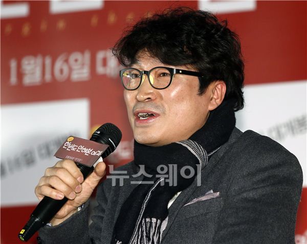 23일 오전 서울 롯데시네마 건대입구에서 영화 ‘한번도 안해본 여자(감독: 안철호)’의 제작발표회가 열렸다. 안철호 감독이 '추운 날씨에 배우들이 고생을 많이 했다'고 말하고 있다. 김동민 기자 life@newsway.co.kr