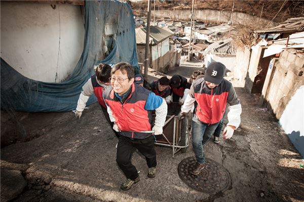 네오위즈홀딩스 임직원들이 오색오감의 대표 활동인 ‘사랑의 연탄 배달’을 하고 있다. (사진=네오위즈홀딩스 제공)