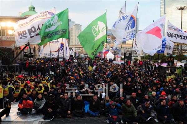 철도민영화 반대를 주장하며 무기한 파업에 들어간 철도노조가 서울역 앞에 모여 집회를 갖고 있다. 사진=철도노조 제공