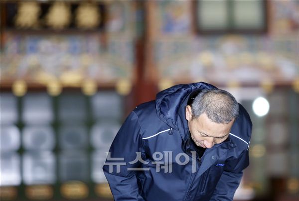 박태만 철도노조 수석 부위원장이 조계사에서 기자회견을 마치고 인사를 하고 있다. 김동민 기자 life@newsway.co.kr