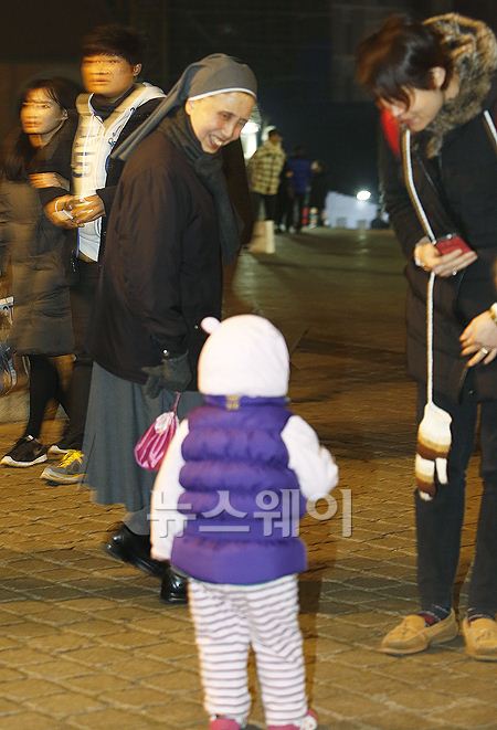 25일 저녁 명동성당의 모습. 수녀가 명동성당을 찾은 아이에게  인사말을 건네고 있다. 김동민 기자 life@newsway.co.kr