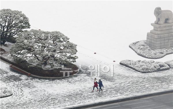 26일 오후 시민들이 눈이 쌓인 국회의사당 주변을 걷고 있다. 김동민 기자 life@newsway.co.kr