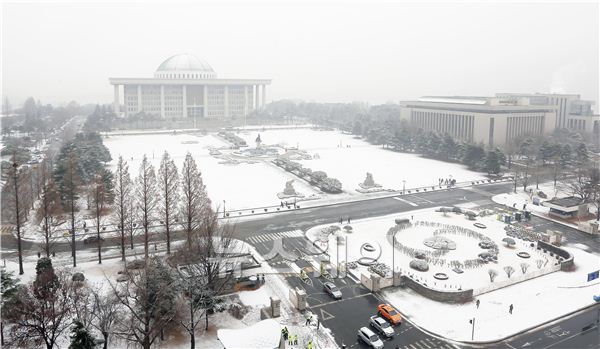 26일 오후 서울 함박눈이 내린 후 국회의사당에 눈이 쌓여있다. 김동민 기자 life@newsway.co.kr