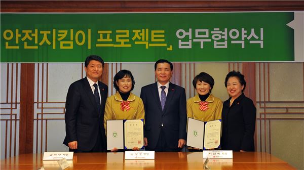 한국야쿠르트가 26일 서초구 잠원동 한국야쿠르트 본사에서 김혁수 한국야쿠르트 사장(좌측)과 남상호 소방방재청장(가운데), 이연배 서울 사회복지공동모금회장(우측)이 참석한 가운데 ‘골목길 안전지킴이 프로젝트’ 업무협약을 체결했다.