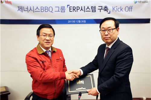 김병훈 제너시스BBQ 경영전략부문 대표(좌)와 이강수 (주)더존비즈온 연구개발부문장 부사장(우)이 ERP시스템 구축을 위한 협약을 체결하고 있다.