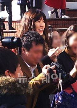 지난 2월 임세령 대상 식품사업부문 총괄 상무가 아들 이 모군의 졸업식이 열린 서울 미아동 영훈초등학교에서 학부모들과 함께 휴대전화로 기념 사진을 찍고 있는 모습. / 사진=뉴스웨이 DB
