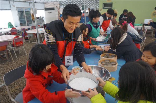 KT SAT은 27일 소외계층 아동 25명과 용인위성센터의 위성전시관을 견학하고 딸기 농원에서 딸기 따기, 딸기잼과 떡 케이크 만들기 등을 체험했다. (사진=KT 제공)