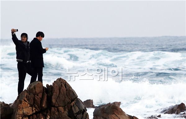 한 시민이 정동진 바다를 배경으로 셀카를 촬영하고 있다. 김동민 기자 life@newsway.co.kr