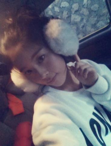 ‘웅답하라 1994’에 출연중인 도희의 귀마개 셀카가 누리꾼들의 이목을 끌고 있다. (사진=도희 트위터)