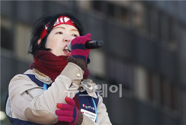 28일 오후 서울시청 서울광장에서 민주노총 1차 총파업 결의대회에 많은 조합원들과 시민들이 운집했다. 김경자 민주노총 부위원장이 연설을 하고 있다. 김동민 기자 life@newsway.co.kr