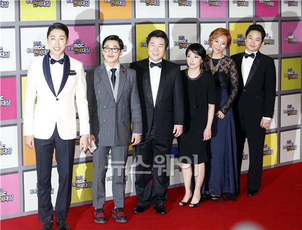 29일 오후 서울 영등포구 여의도 MBC 공개홀에서 ‘2013 MBC 연예대상’ 열렸다. ‘2013 MBC 연예대상’ 에 참가한 코미디에 빠지다 희극인들이 포즈를 취하고 있다. 김동민 기자 life@newsway.co.kr