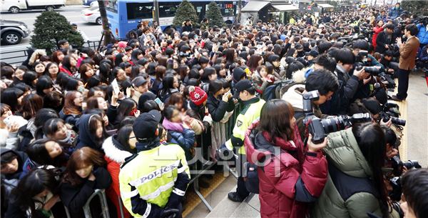 31일 오후 배우 정우가 서울 소공동 롯데백화점 명동점 1층 특설무대에서 팬 300명과 프리허그를 했다. 정우는 28일 대단원의 막을 내린 tvN 금토드라마 '응답하라 1994'에서 쓰레기 역을 맡으면서 여성팬들에게 많은 사랑을 받았다. 31일 정우의 명동 프리허그는 '응답하라 1994'의 시청률이 10%가 넘으면 프리허그를 하겠다는 시청률 공약을 이행한 것이다. 응답하라 1994에서 쓰레기를 연기했던 정우를 보기 위해 많은 팬들이 몰려 있다. 김동민 기자 life@newsway.co.kr