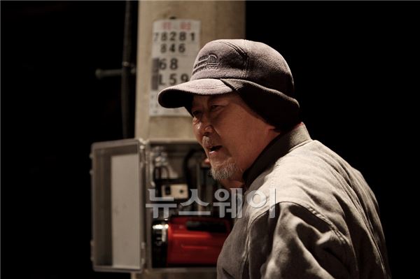 영화 ‘들개들’, 김정훈-명계남 ‘불꽃 대결’ 영화팬 관심 집중 기사의 사진