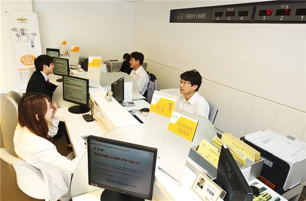 한국GM이 대표적 고객 서비스인 '쉐비 케어' 제도를 2014년에도 연장 시행한다. 사진은 한국GM 서비스센터 내 상담창구 전경. 사진=한국GM 제공