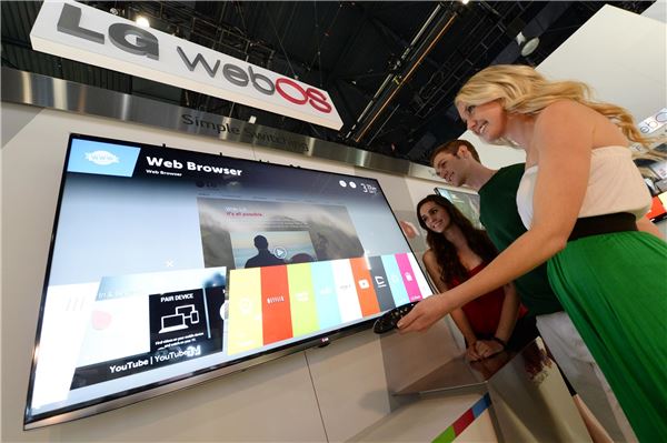 LG전자가 7일(현지시간)부터 미국 라스베이거스에서 열리는 '2014 CES' 에서 새로운 플랫폼인 웹OS를 탑재한 스마트 TV를 전시했다. 모델이 쉽고 편리한 웹OS의 스마트 TV를 체험하고 있다.  